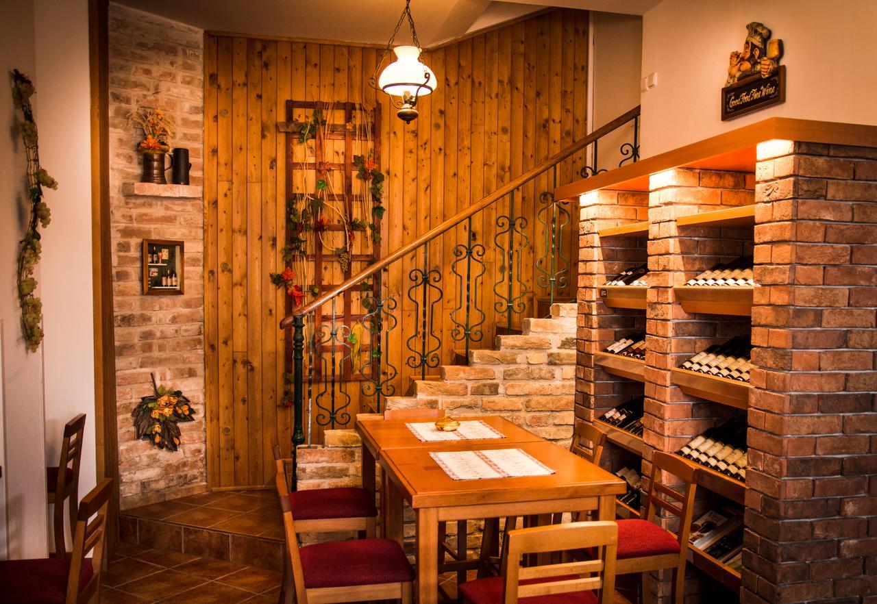 Herbenka Hotell Hustopeče Exteriör bild